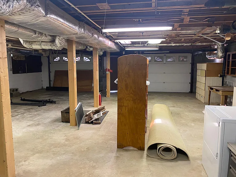 Huge work space, Man Cave, parking for 6 cars, inside!