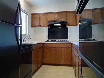3rd image of 2315 Cedros Cir