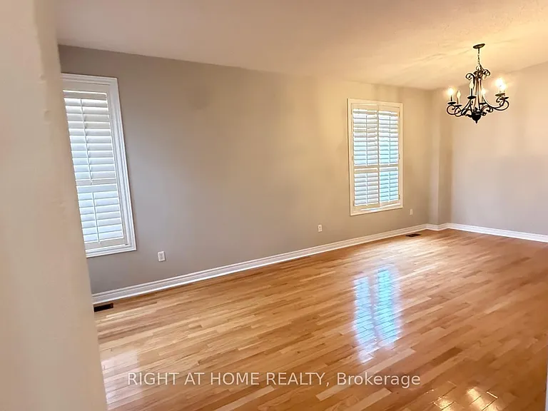 28 Laurentide Cres — Photo 4