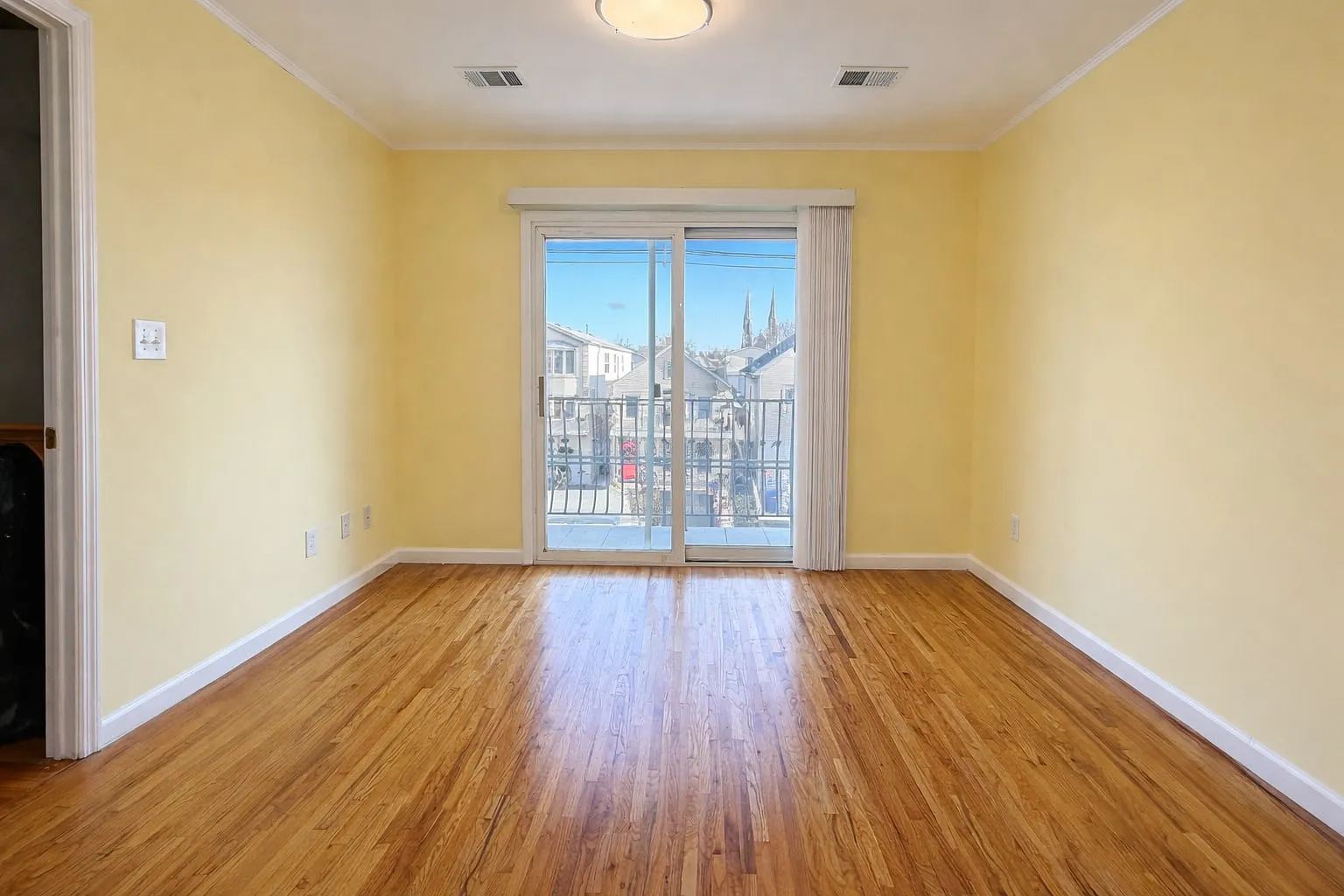 3 bed, 1200 sqft, $2,700 — Photo 3
