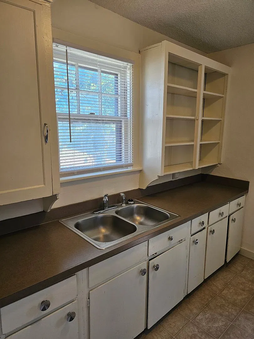 2 Bedroom Home-Downtown — Photo 2