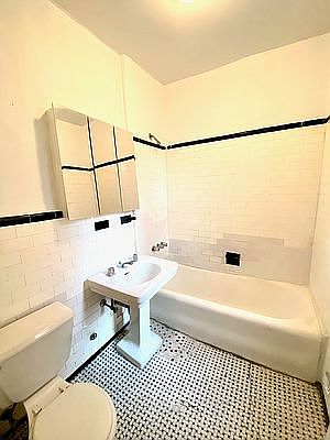 5th image of 1 Bank St APT 2A