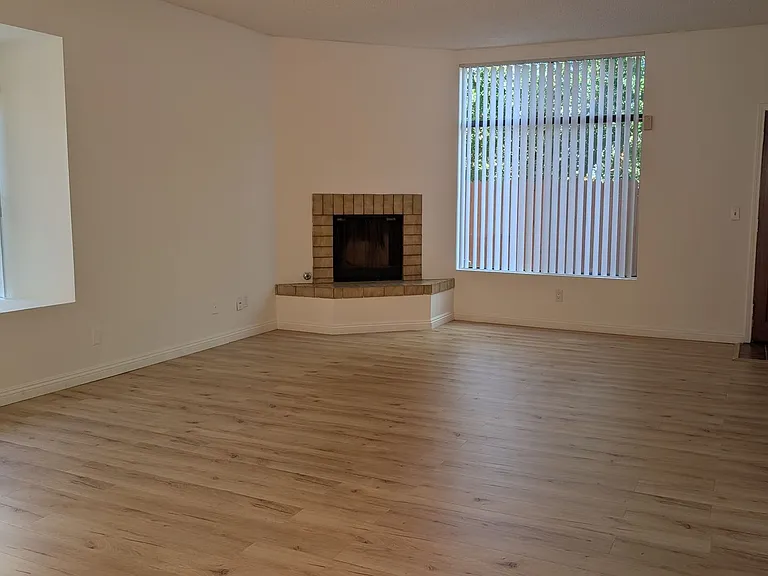 2501 W Grand Ave #6 — Photo 2
