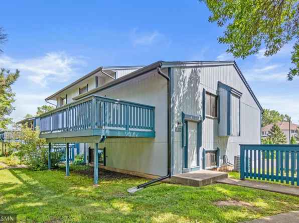 6896 Grenwich Ln N, Oakdale, MN 55128