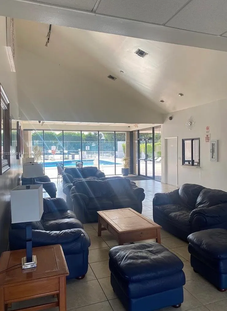 4 bed, 2.5 bath, 1490 sqft, $3,000 — Photo 2