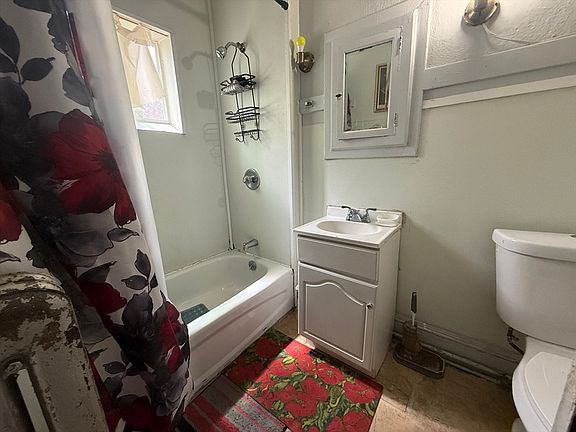 3rd image of 119-121 Middlesex St