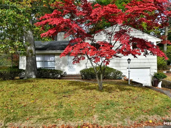 160 Busteed Dr, Midland Park, NJ 07432