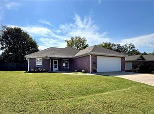 820 Deer Lodge Ct, Siloam Springs, AR 72761