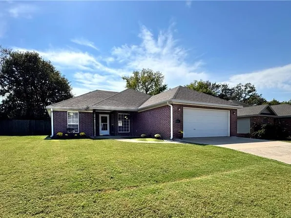 820 Deer Lodge Ct, Siloam Springs, AR 72761