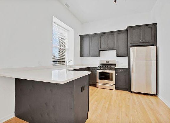 4th image of 3257 N Sheffield Ave APT 303