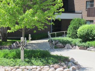 690 Chandler Rd APT 109, Gurnee, IL 60031