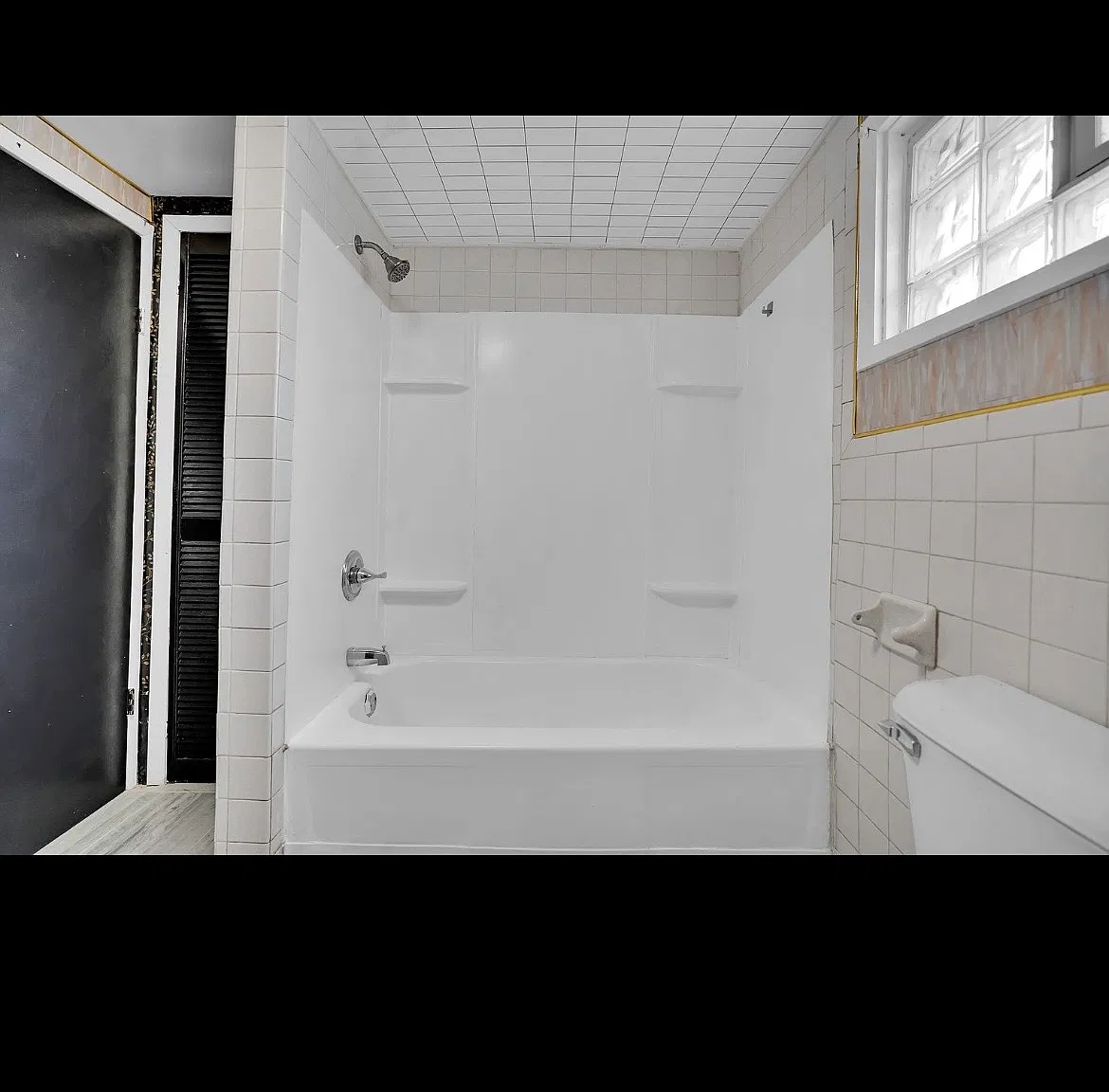 3 bed, 2160 sqft, $2,300 — Photo 2