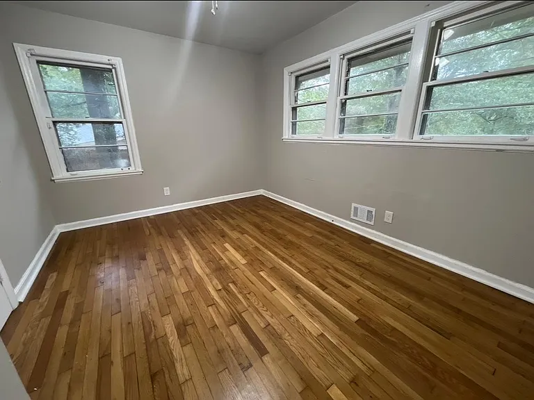 1381 Oakview Cir — Photo 15