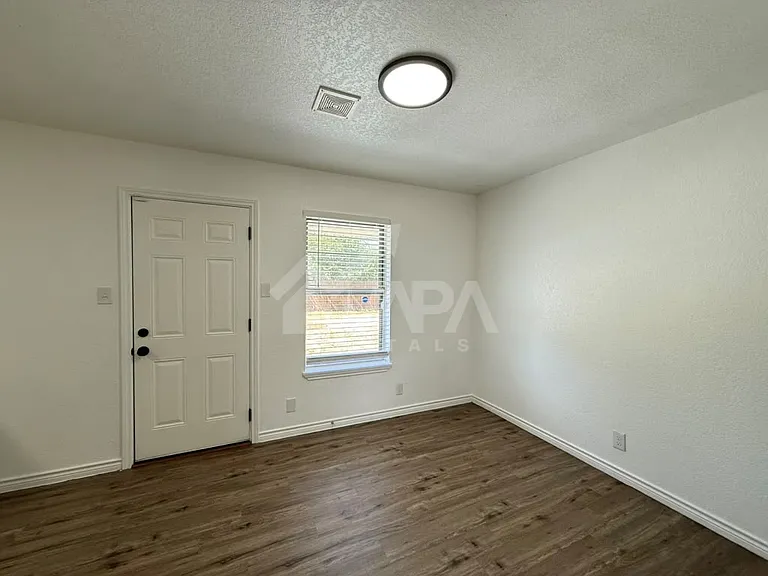 4907 Stoneleigh Dr — Photo 4