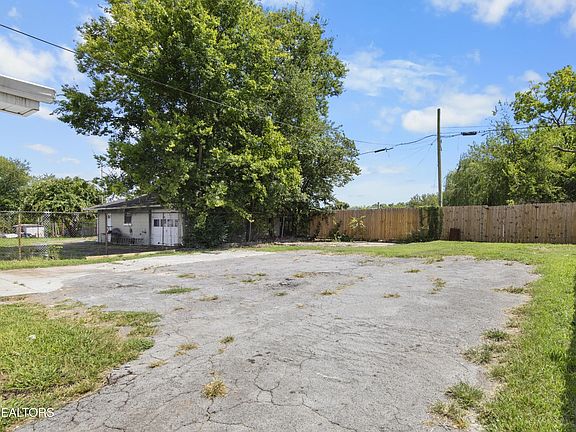 5th image of 1716 Beaumont Ave