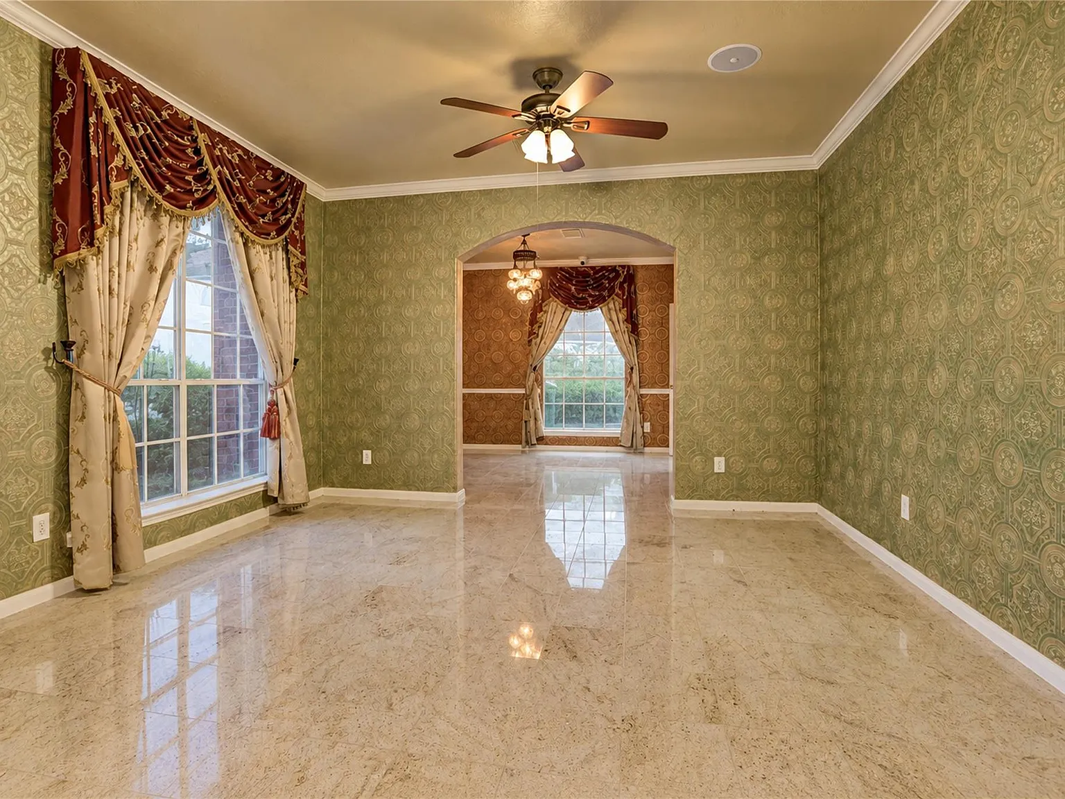 5 bed, 3.0 bath, 4305 sqft, $3,975 — Photo 3