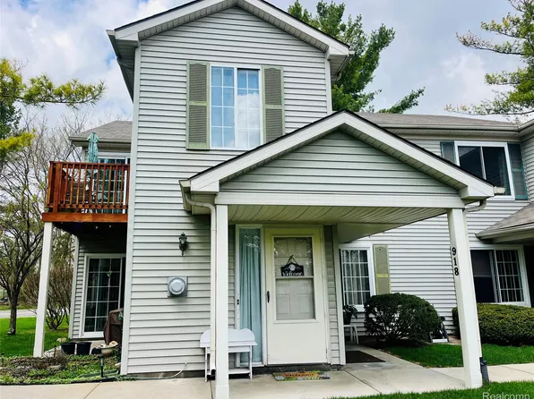 920 Saybrook Dr #19, Waterford, MI 48327