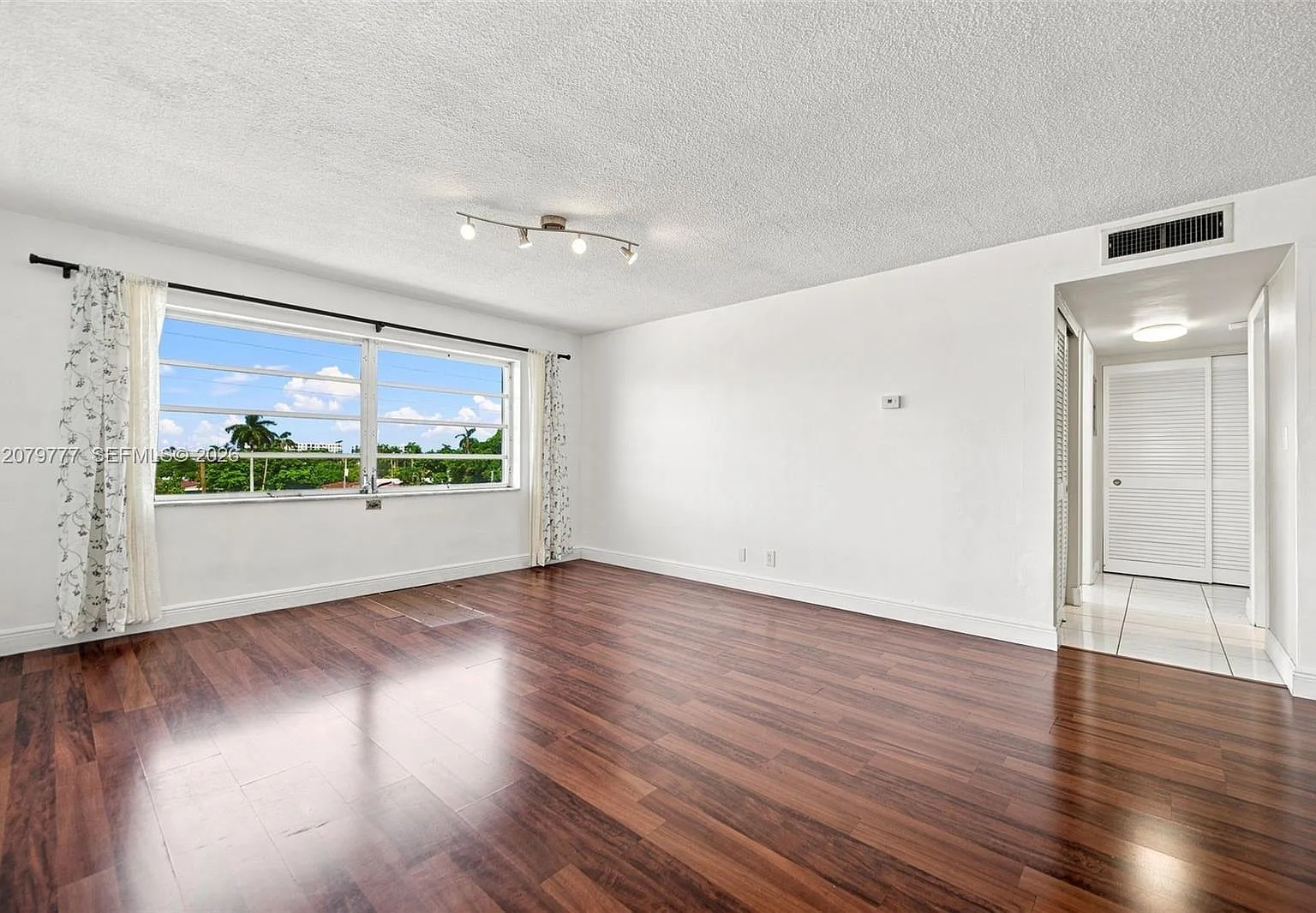 Eldorado Plaza West Condo — Photo 4