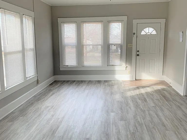 520 E Day St — Photo 2