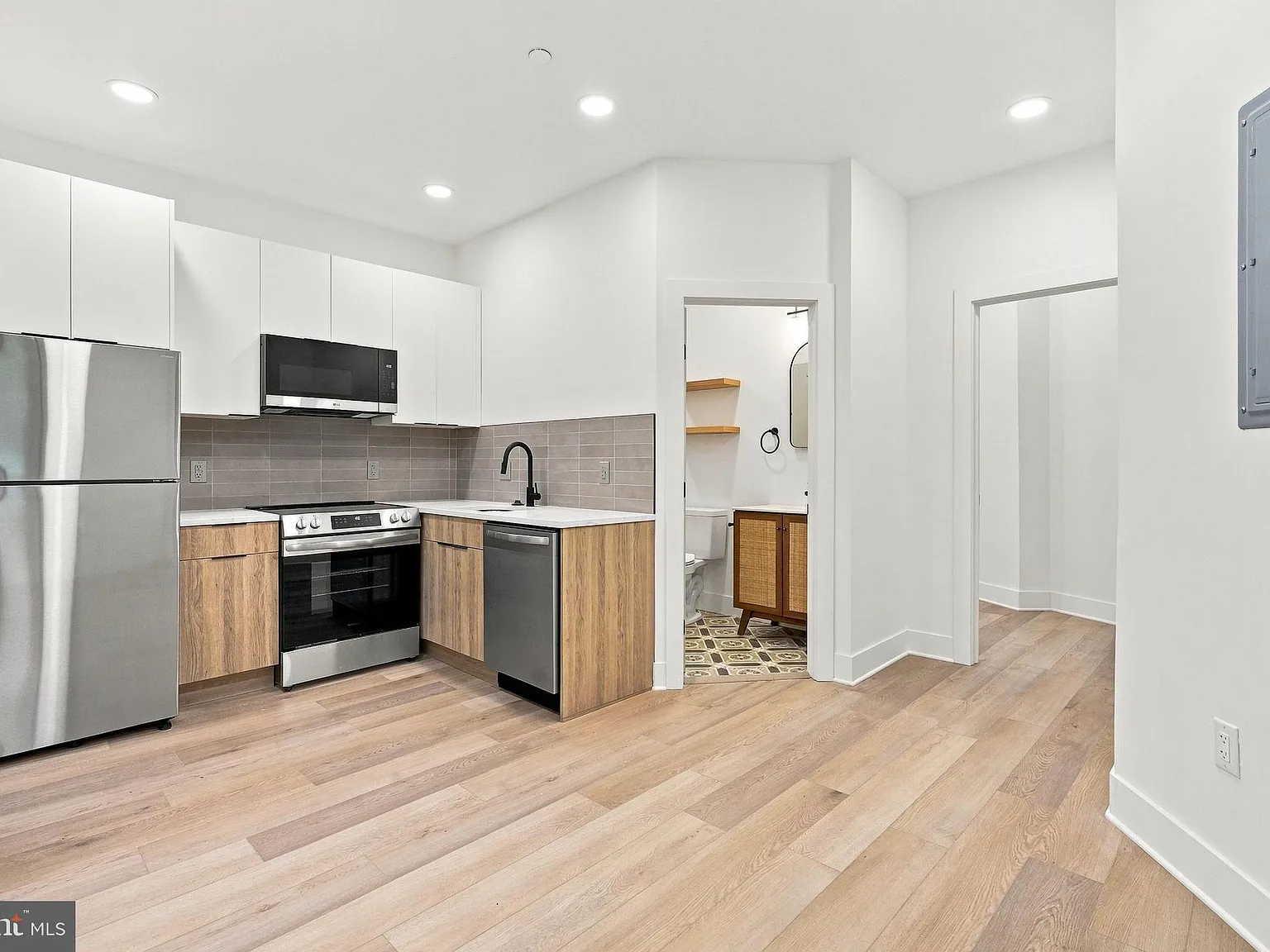 1 bed, 1.0 bath, 400 sqft, $975 — Photo 1