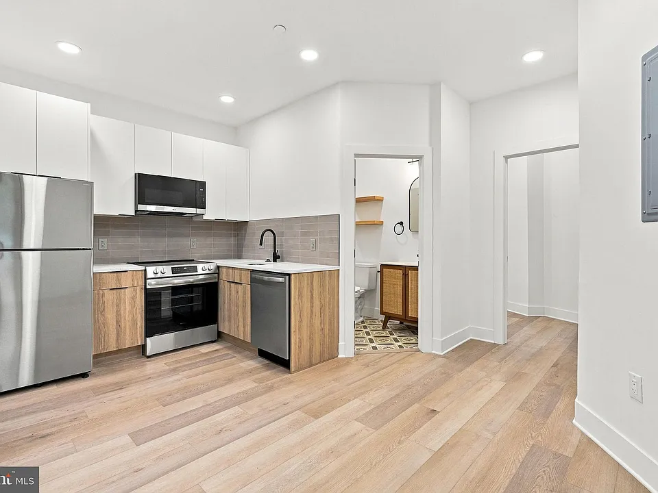 3206 Dauphin St #4