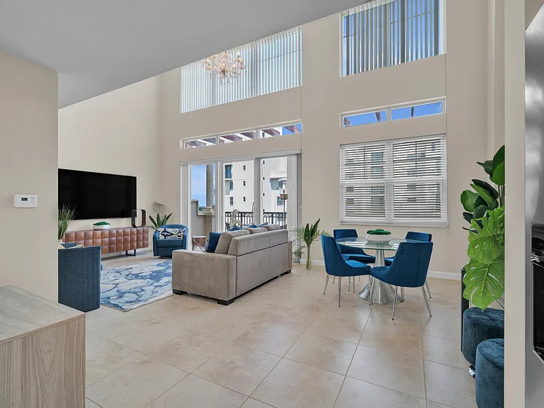 Royal Palm Apartments — Photo 8
