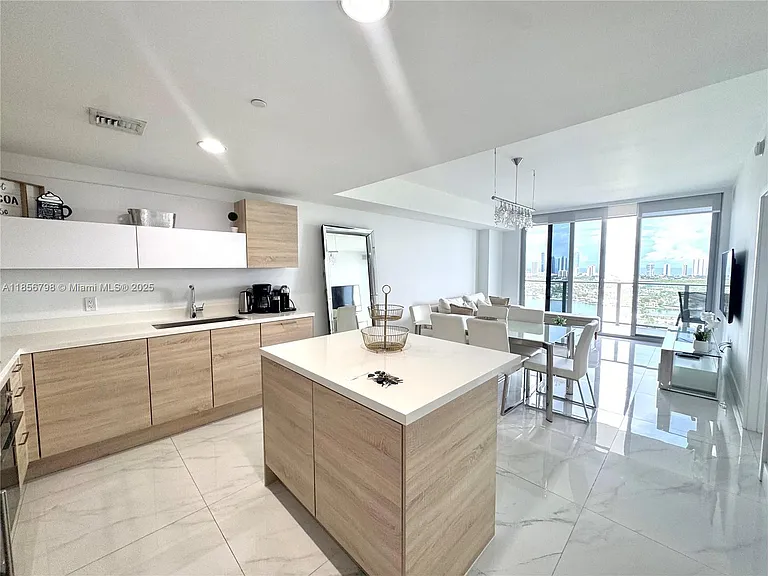 16385 Biscayne Blvd #2720 — Photo 24