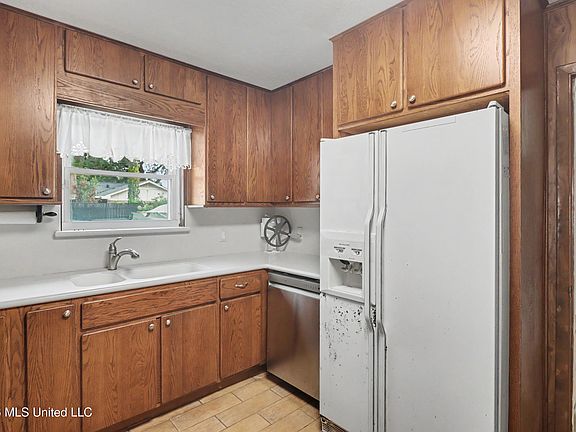 5th image of 2176 Atkinson Rd