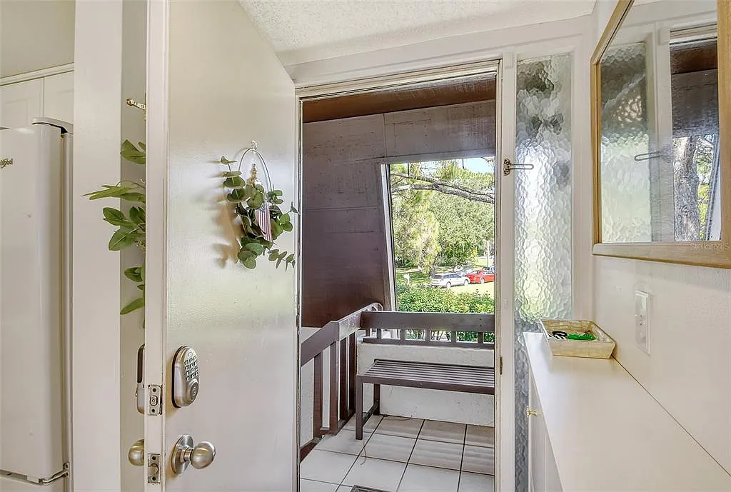 2 bed, 2.0 bath, 967 sqft, $4,500 — Photo 3