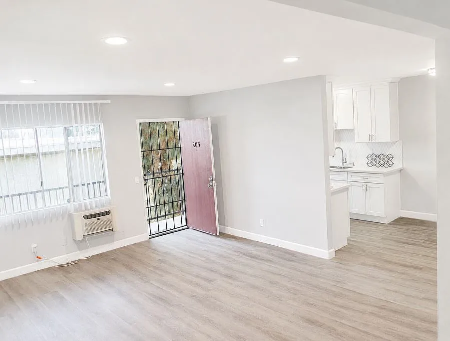 8800 Cedros Avenue — Photo 4