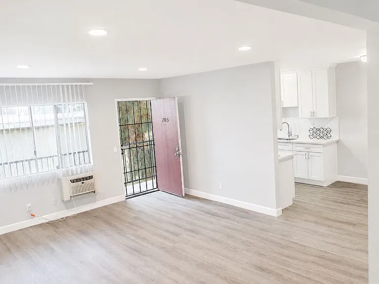 8800 Cedros Ave — Photo 5