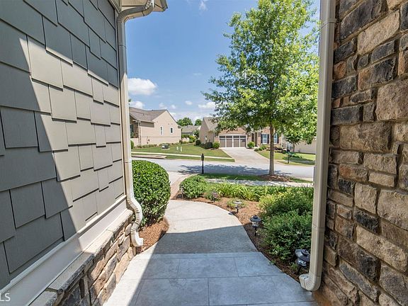 3rd image of 120 Dahlia Dr