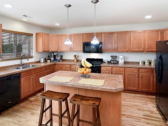 4th image of 523 NW Arendal Way