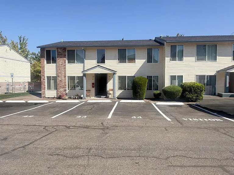 Apartment in West Salem near banks, shopping areas, bus lines, and downtown! ~ Colonial — Photo 1