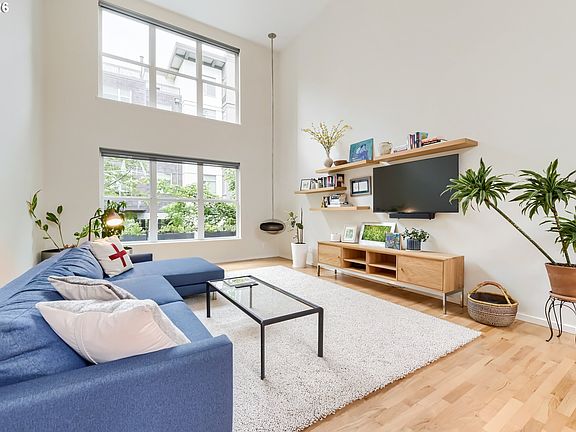 4th image of 1009 NW Hoyt St APT 204
