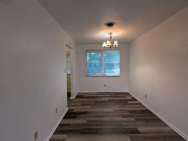 209 Surrey Ct — Photo 3