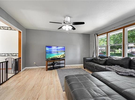 5th image of 207 W 20th Ter