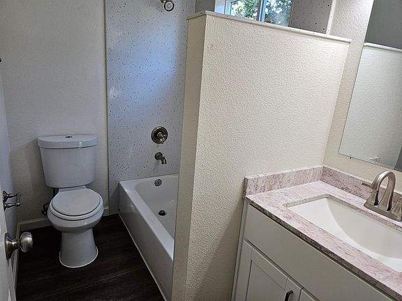 5th image of 2060 Wilkins Ave APT 15