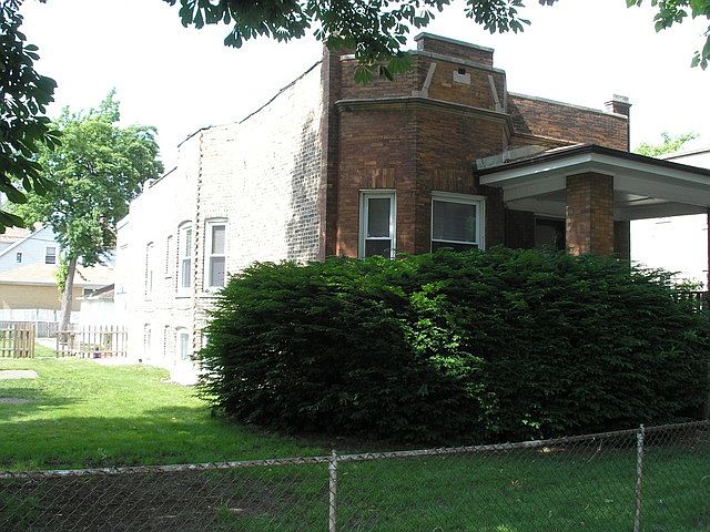 1st image of 4852 W Montrose Ave
