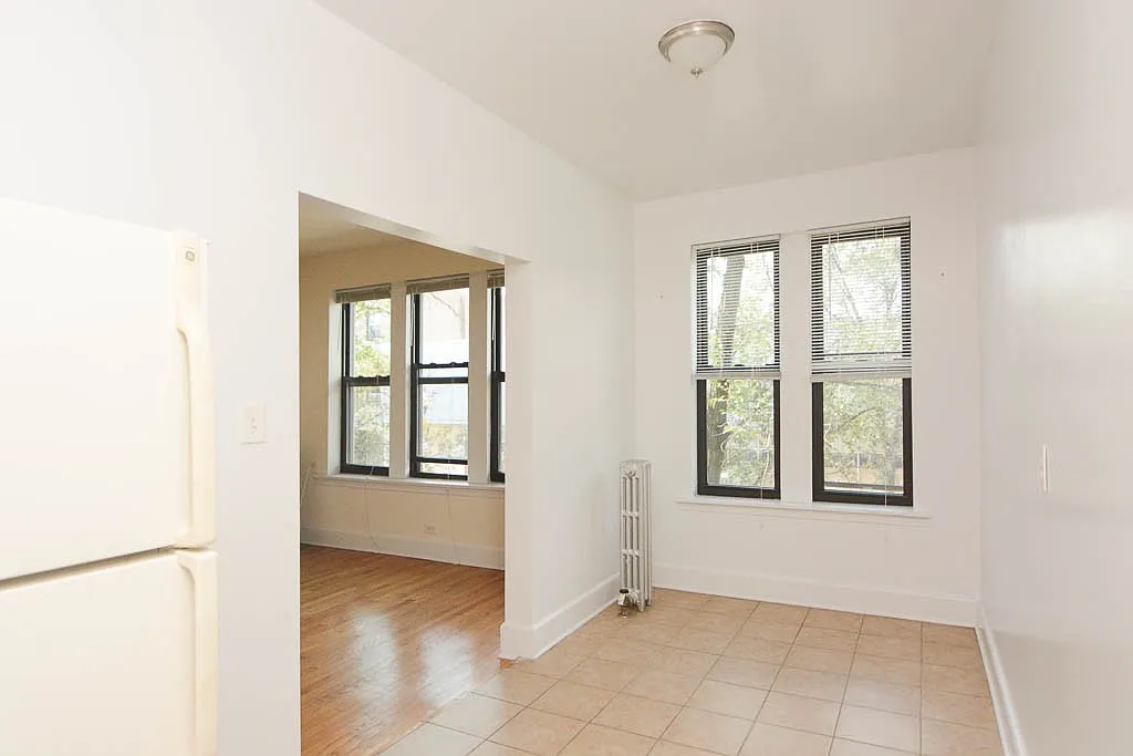 2704 N Sawyer Ave — Photo 4