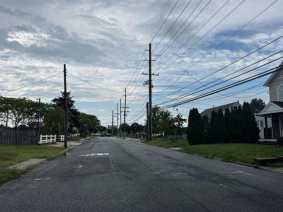 5th image of 104 E Maryland Ave