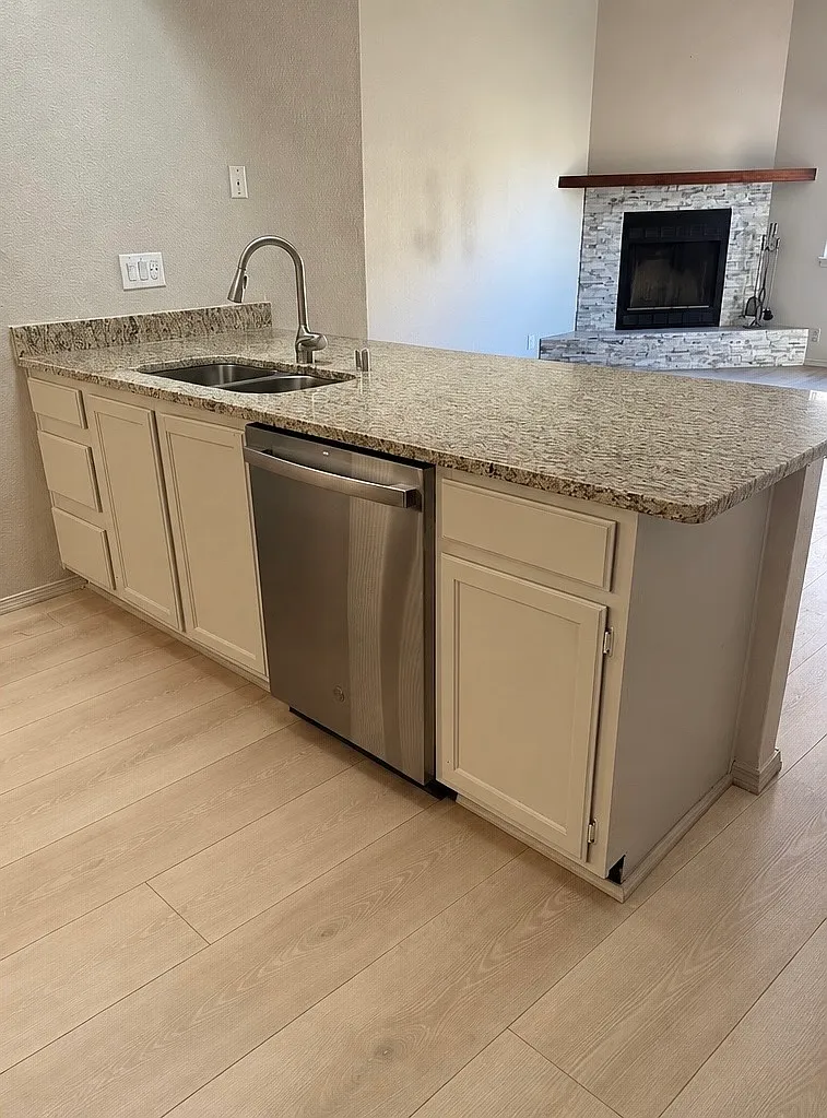 2 bed, 1025 sqft, $2,500 — Photo 3