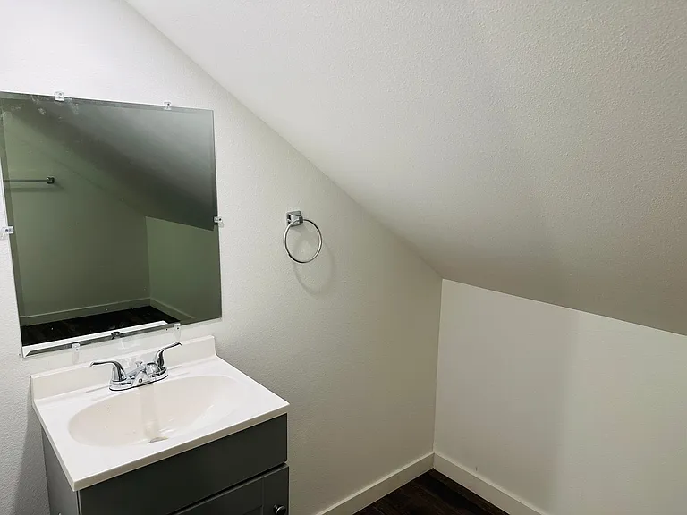 921 E 4th St #17 — Photo 9