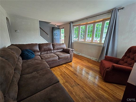 5th image of 120 Bramley Dr