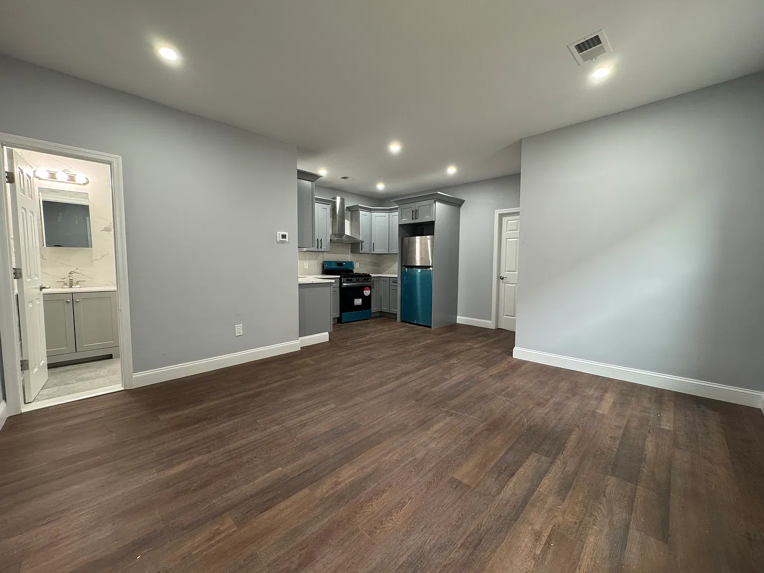 3 bed, 1000 sqft, $2,500 — Photo 2