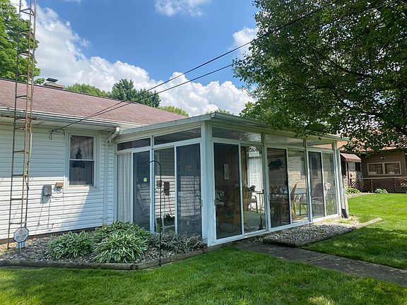 2nd image of 810 Woodbine St