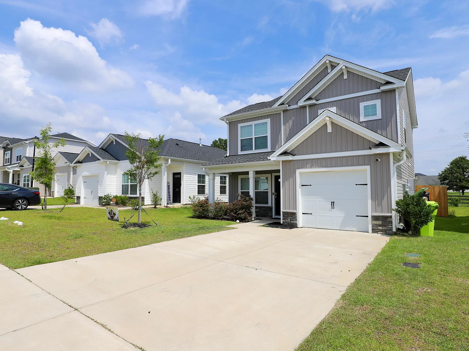 3 bed, 2.5 bath, 1249 sqft, $2,100 — Photo 3