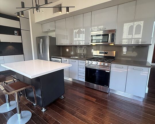 3rd image of 460 S Spring St APT 1011