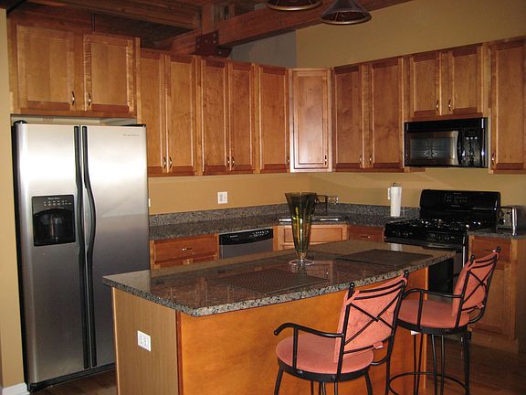 3rd image of 2804 N Oakley Ave Unit 301