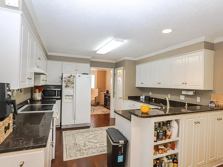 3007 Saint James Pl — Photo 6